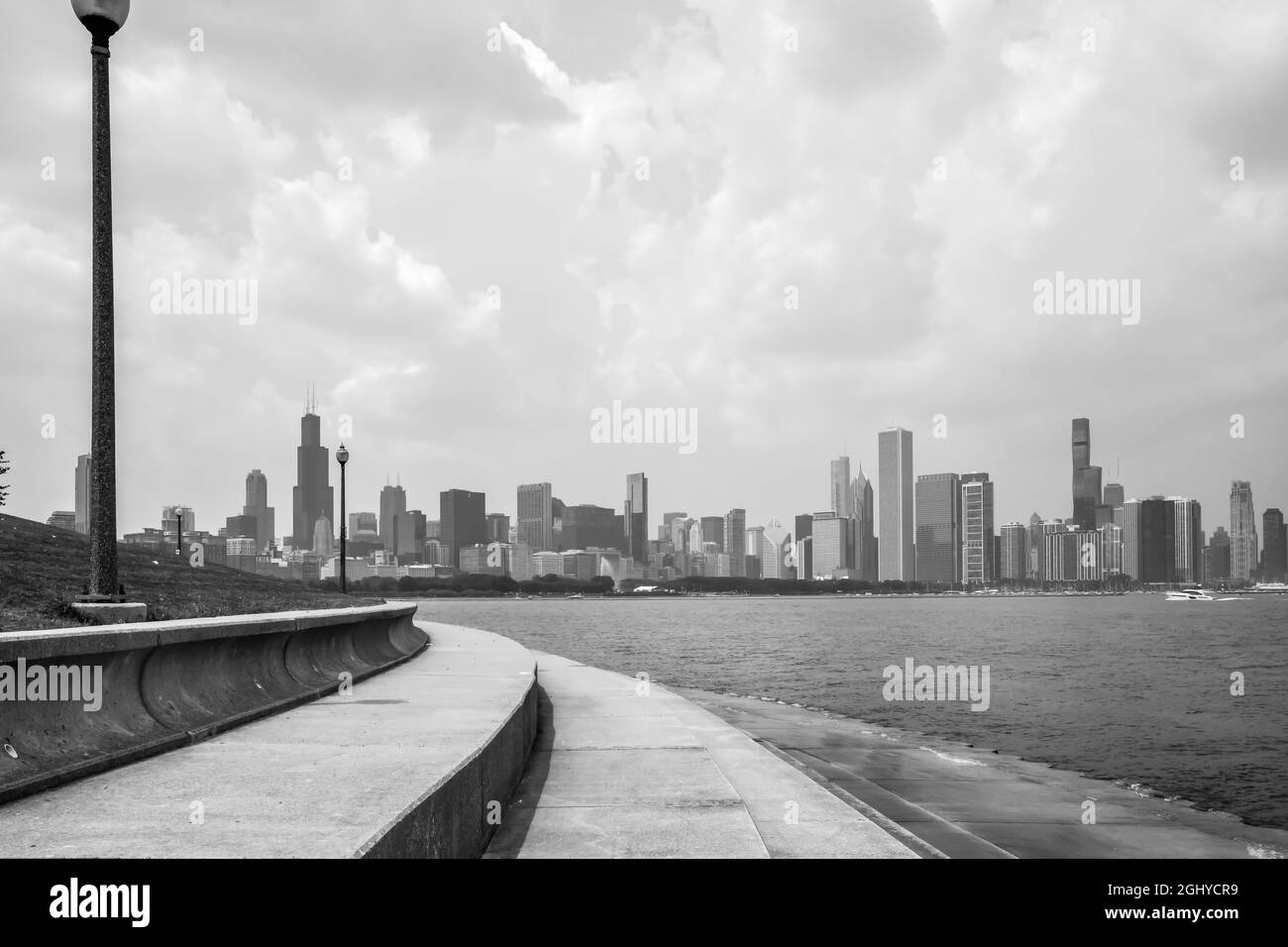 Horizon de Chicago le long de l'eau et du chemin du parc de la ville Banque D'Images