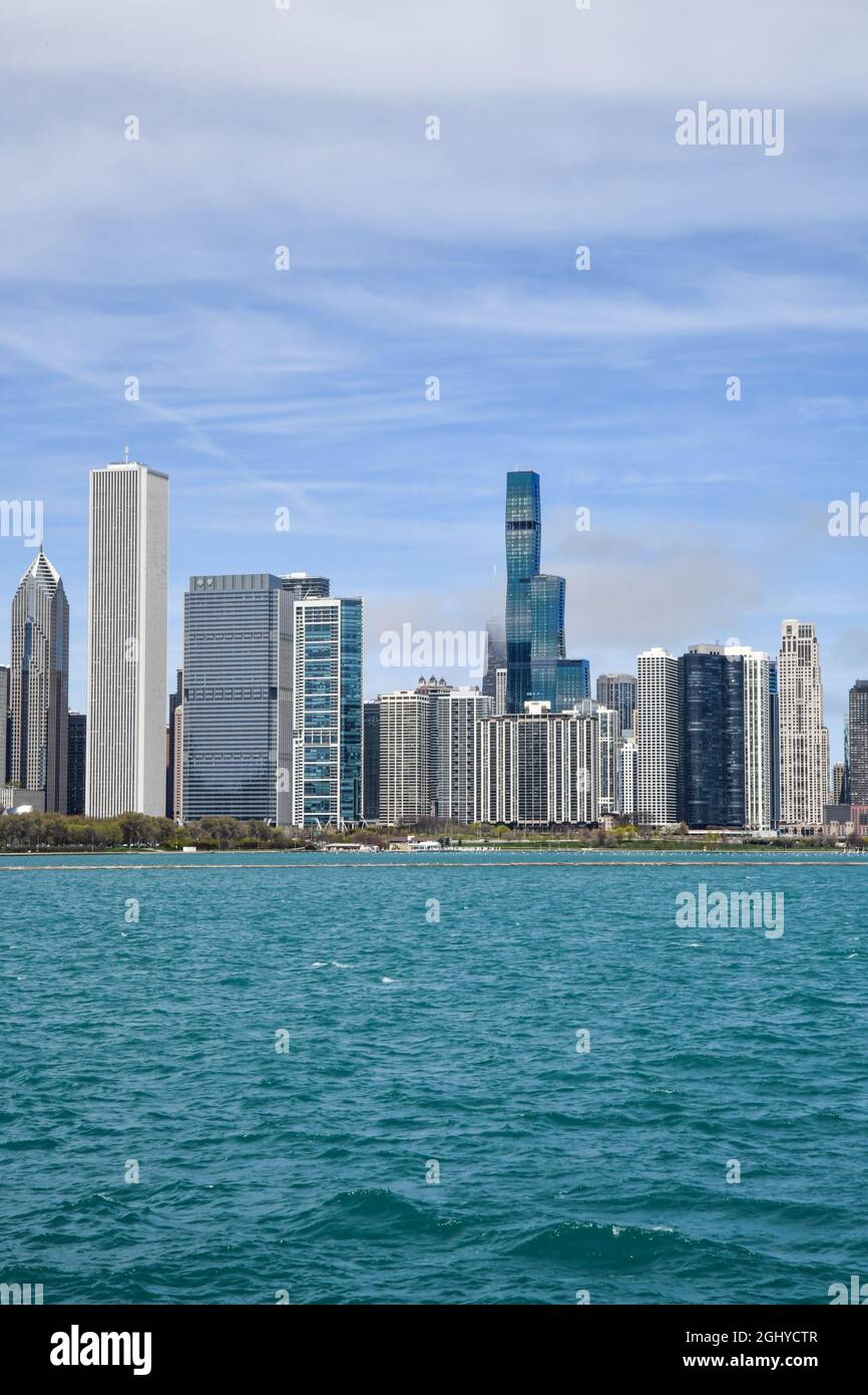 Horizon de Chicago le long de l'eau et du chemin du parc de la ville Banque D'Images