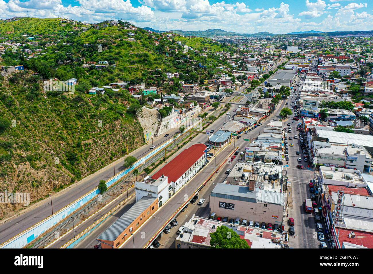 Nogales, Sonora Mexico et au nord de la ville Nogales Arizona, Etats-Unis, Heroica Nogales, eu, Etats-Unis, Border, Garita, Border Wall, immigration (photo de Luis Gutierrez / NortePhoto.com) Nogales, Sonora Mexico y al norte la Ciudad Nogales Arizona, Estados Unidos, Heroica Nogales, eu, USA, Frontera, Garita, muro fronteriso, migracion (photo de Luis Gutierrez/ NortePhoto.com) Banque D'Images