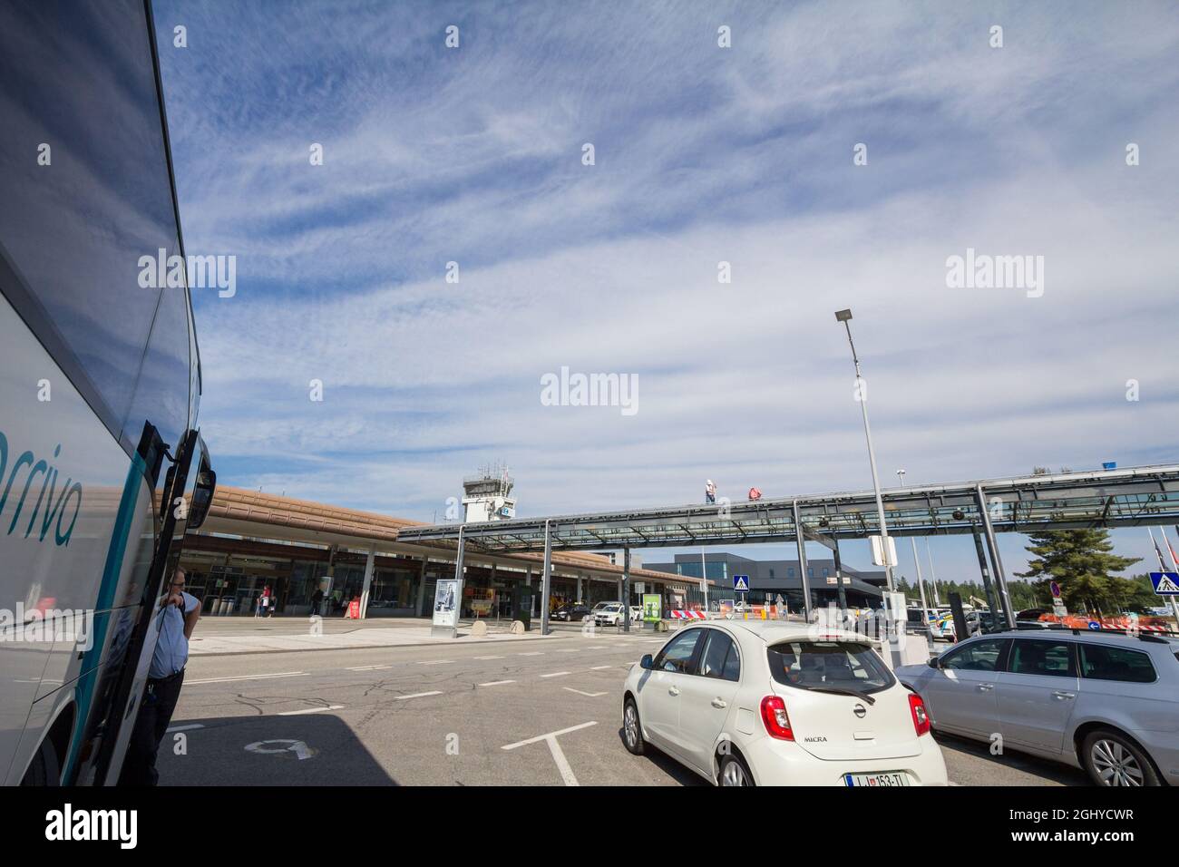 Photo de l'aéroport de Joze Pucnik Ljubljana vu de la gare routière de Ljubljana, Slovénie. Aéroport Joze Pucnik de Ljubljana, également connu sous son nom précédent Banque D'Images