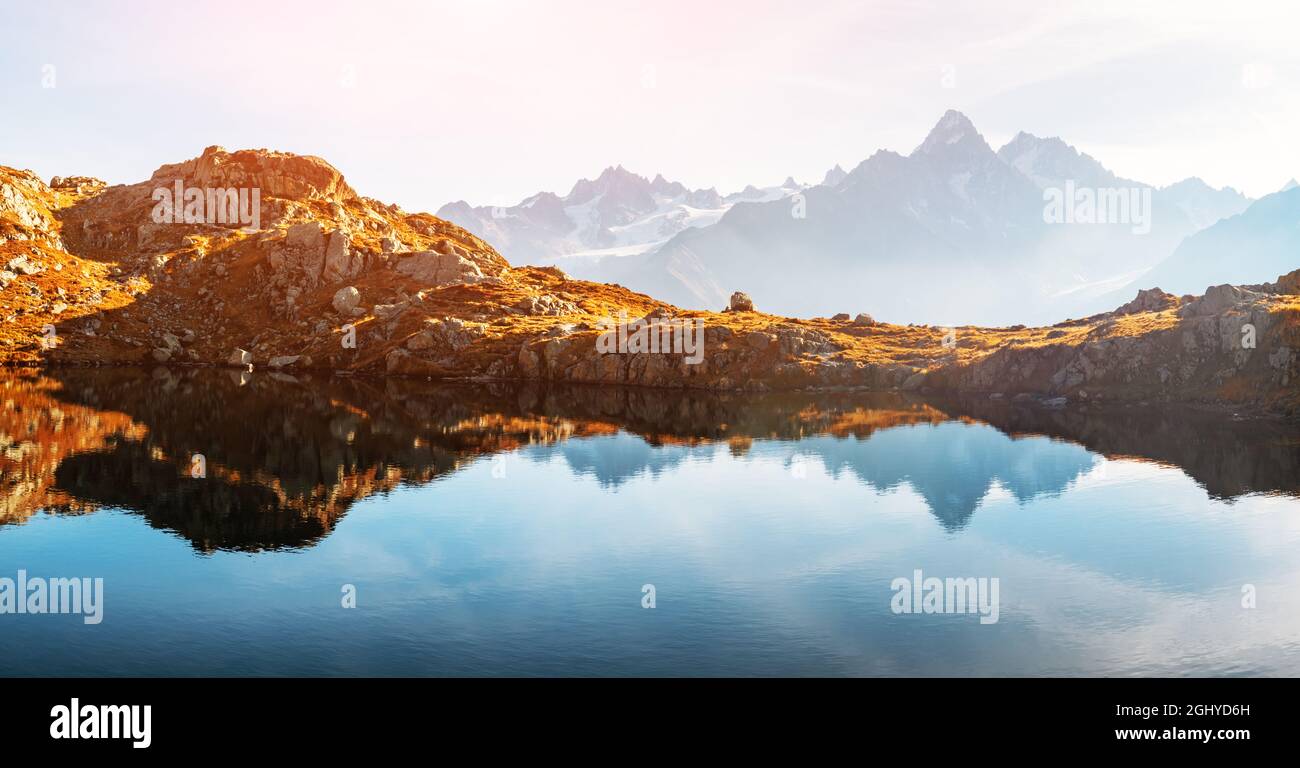 Le panorama pittoresque du lac de Chesery (lac de Cheserys) et des montagnes enneigées du Monte Bianco s'étend en arrière-plan, Chamonix, Alpes françaises. Photographie de paysage Banque D'Images