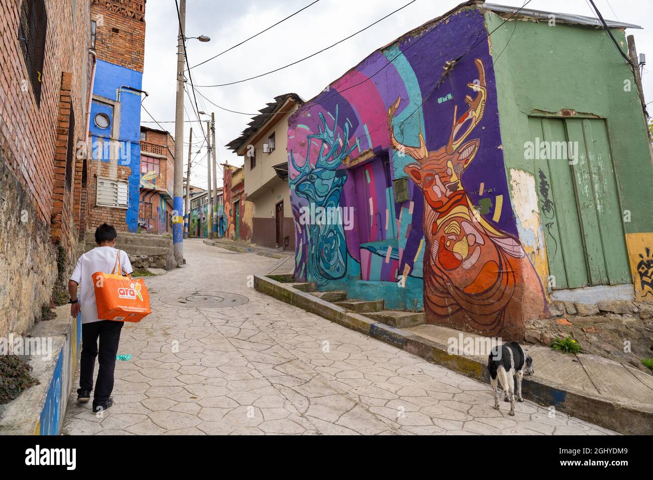 Bogota, Colombie, 4 septembre 2021, le district d'Egipto. 10th Street, rue typique du célèbre quartier. Banque D'Images