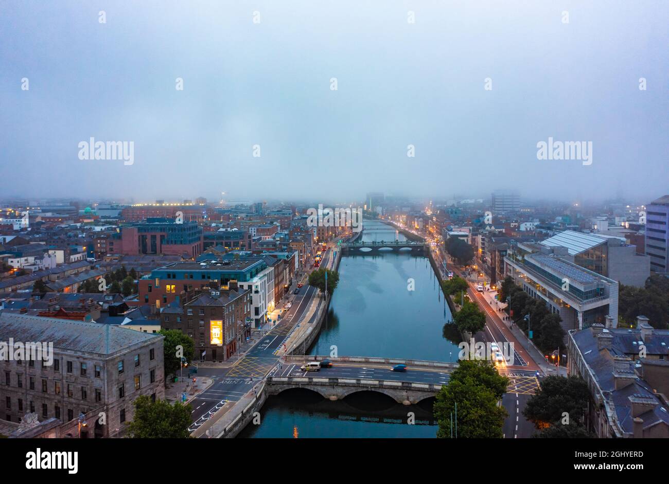 Vue de nuit de la belle ville de Londres avec architecture urbaine pont à distance avec gratte-ciels et l'eau de l'océan Banque D'Images