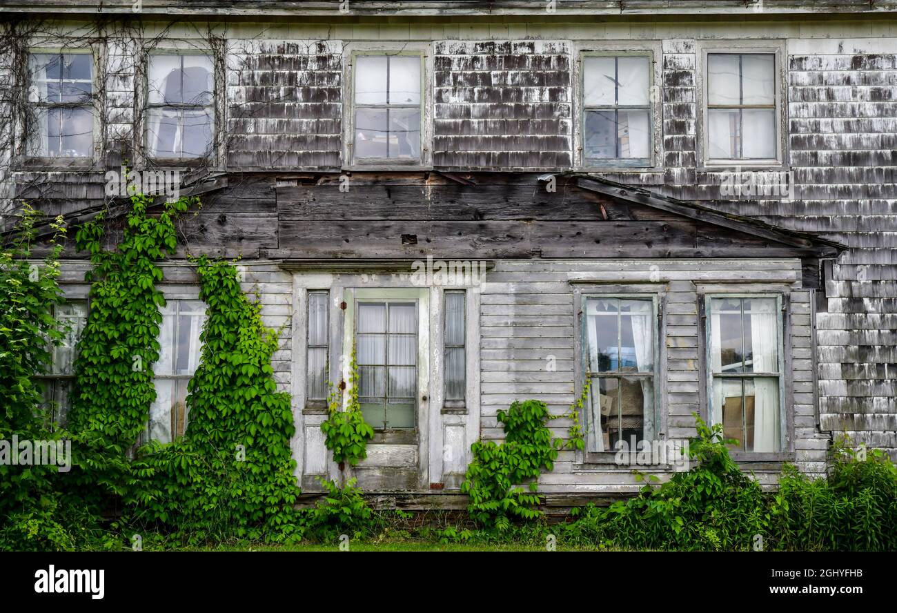 façade du bâtiment de ferme abîmé et abandonné Banque D'Images