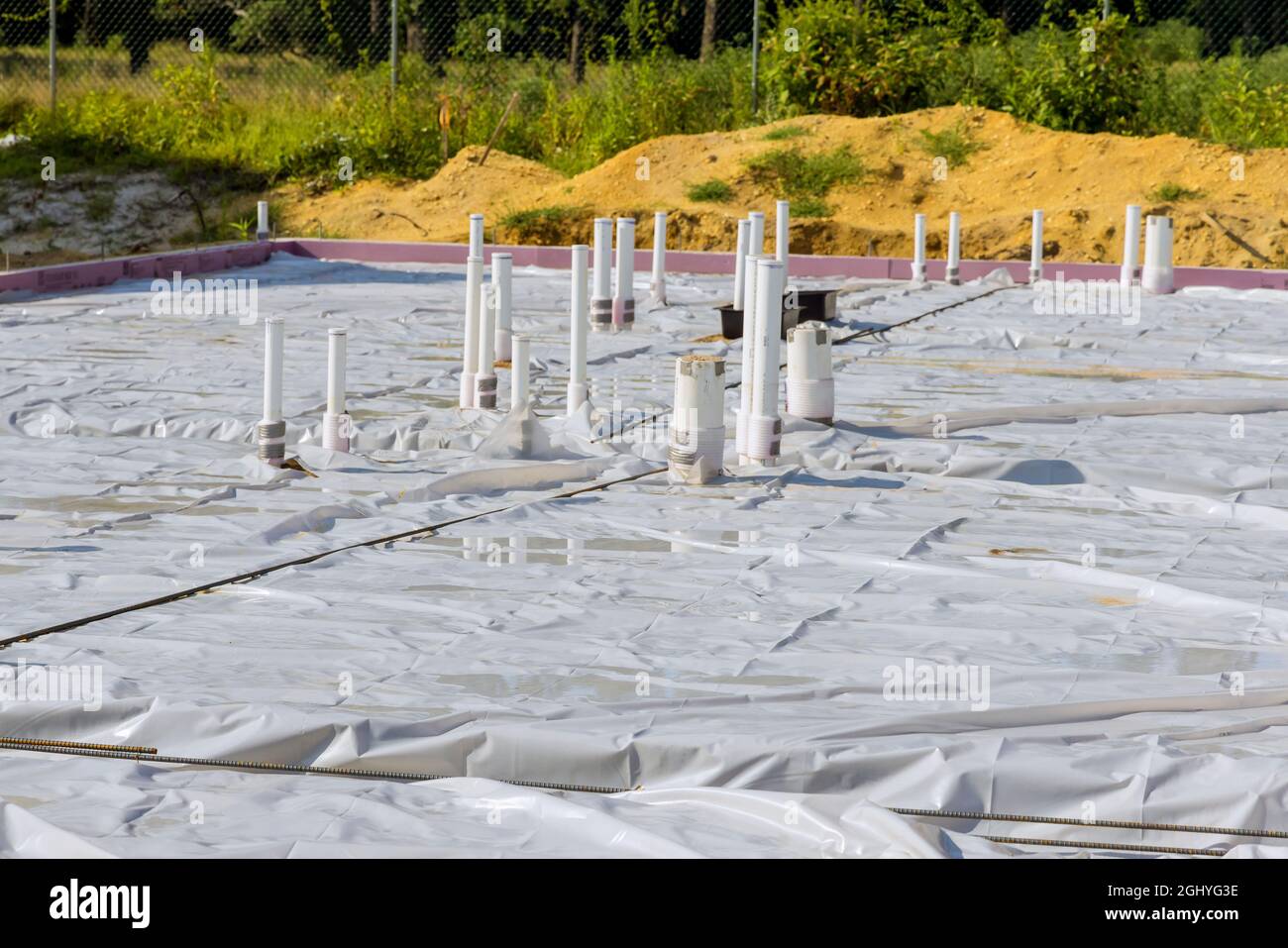 Tuyaux d'évacuation en PVC dans une nouvelle maison en préparation de la  dalle de fondation pour le coulage du béton sur le chantier de construction  Photo Stock - Alamy