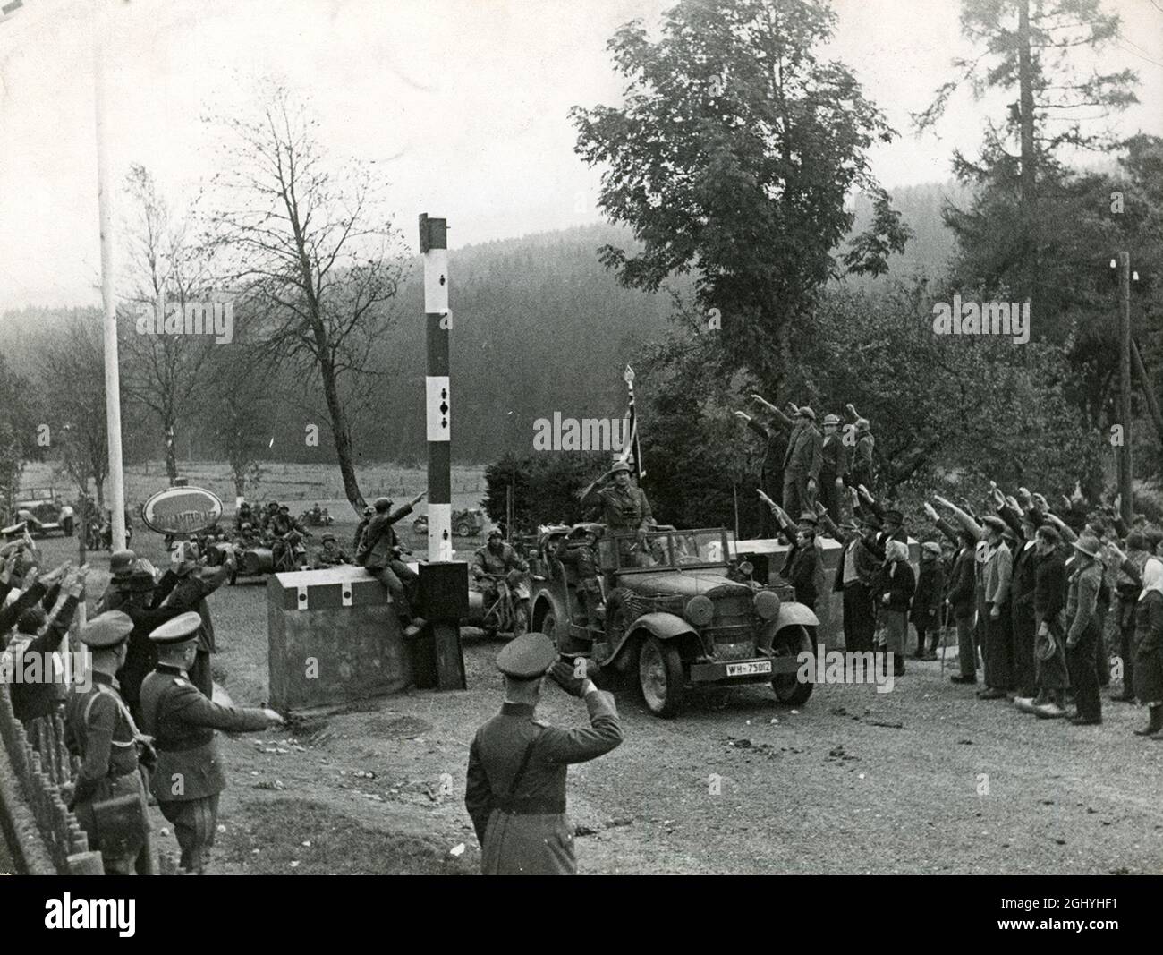 Les résidents allemands de Sudetenland saluaient l'arrivée de troupes allemandes traversant la frontière en 1938 Banque D'Images
