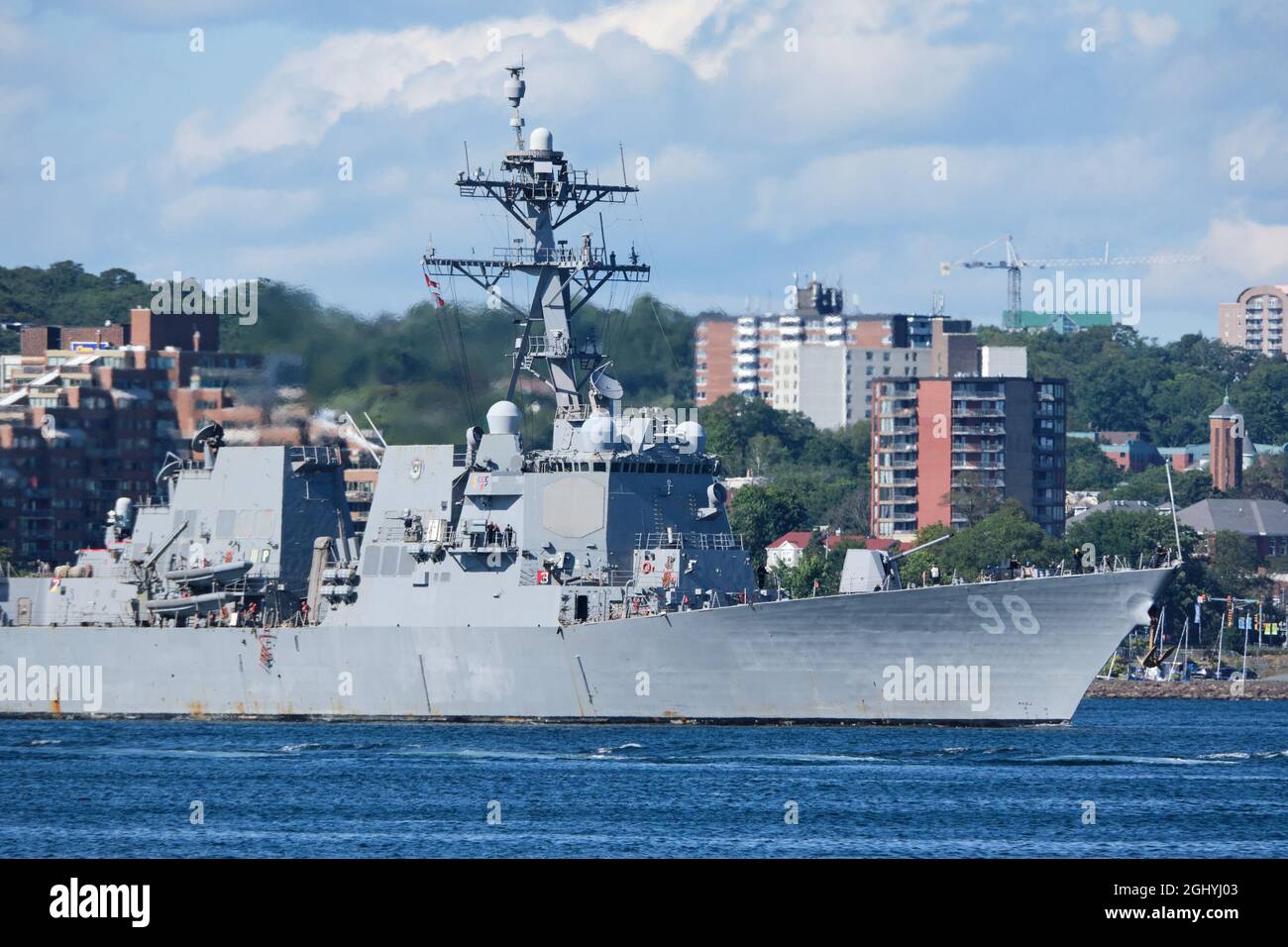 Halifax, Nouvelle-Écosse, Canada. 7 septembre 2021. Passez devant le port de Halifax dans le cadre de l'exercice d'entraînement Cutlass Fury 2021 au large de la côte atlantique du Canada. Le premier des navires alliés à sortir de l'USS Forrest Sherman DDG-98 un destroyer de missile guidé de classe Arleigh Burke. L'exercice un événement militaire semestriel majeur avec les alliés de l'OTAN les États-Unis, le Royaume-Uni et la France qui se joignent à la Marine canadienne vont travailler avec environ 50 à 100 milles au sud-est de Halifax dans diverses opérations de coopération d'entraînement. Credit: Meanderingemu/Alamy Live News Banque D'Images