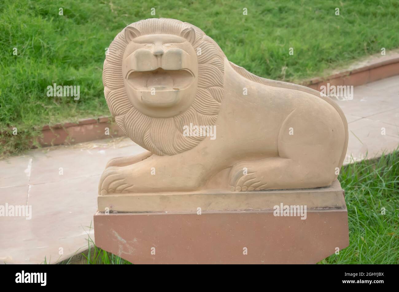 Accent sélectif sur LE LION DE PIERRE FAIT À LA MAIN dans le parc. Banque D'Images