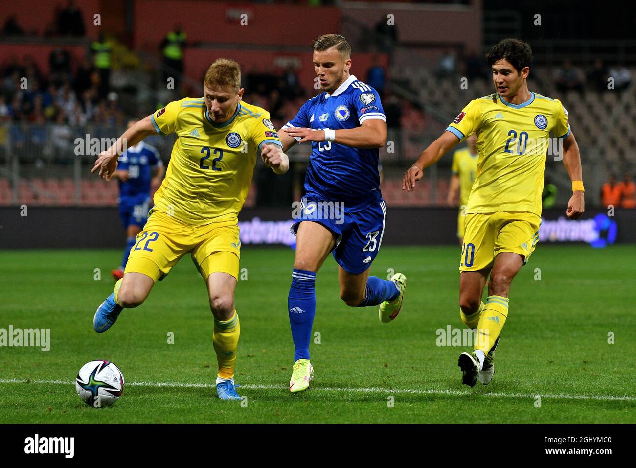 Zenica, Bosnie-Herzégovine (BiH). 7 septembre 2021. Ermedin Demirovic (C) de Bosnie-Herzégovine concurrence Aleksandr Marochkin (L) du Kazakhstan lors du match de qualification de la coupe du monde de la FIFA entre la Bosnie-Herzégovine (BiH) et le Kazakhstan à Zenica (Bosnie-Herzégovine), 7 septembre 2021. Crédit: Nedim Grabovica/Xinhua/Alay Live News Banque D'Images