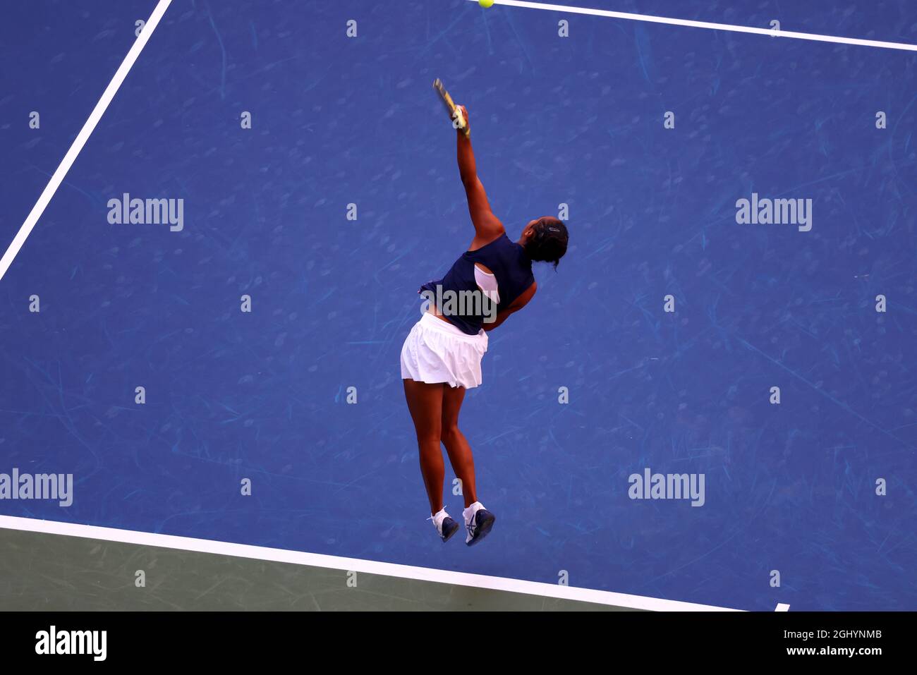 New York, États-Unis. 07septembre 2021. Flushing Meadows, New York - le 07 septembre 2021: New York: Leylah Fernandez du Canada servant pendant son quarterfinal bouleverser la victoire sur la graine numéro 5, Elina Svitolina de l'Ukraine aujourd'hui à l'US Open à Flushing Meadows, New York. Crédit : Adam Stoltman/Alamy Live News Banque D'Images