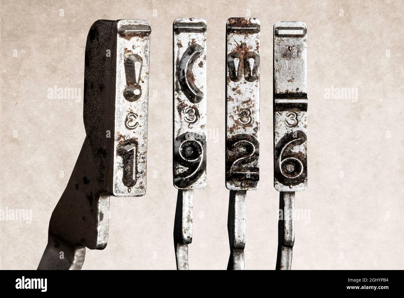 vieux marteaux de machine à écrire vintage avec la date 1926 isolé Banque D'Images