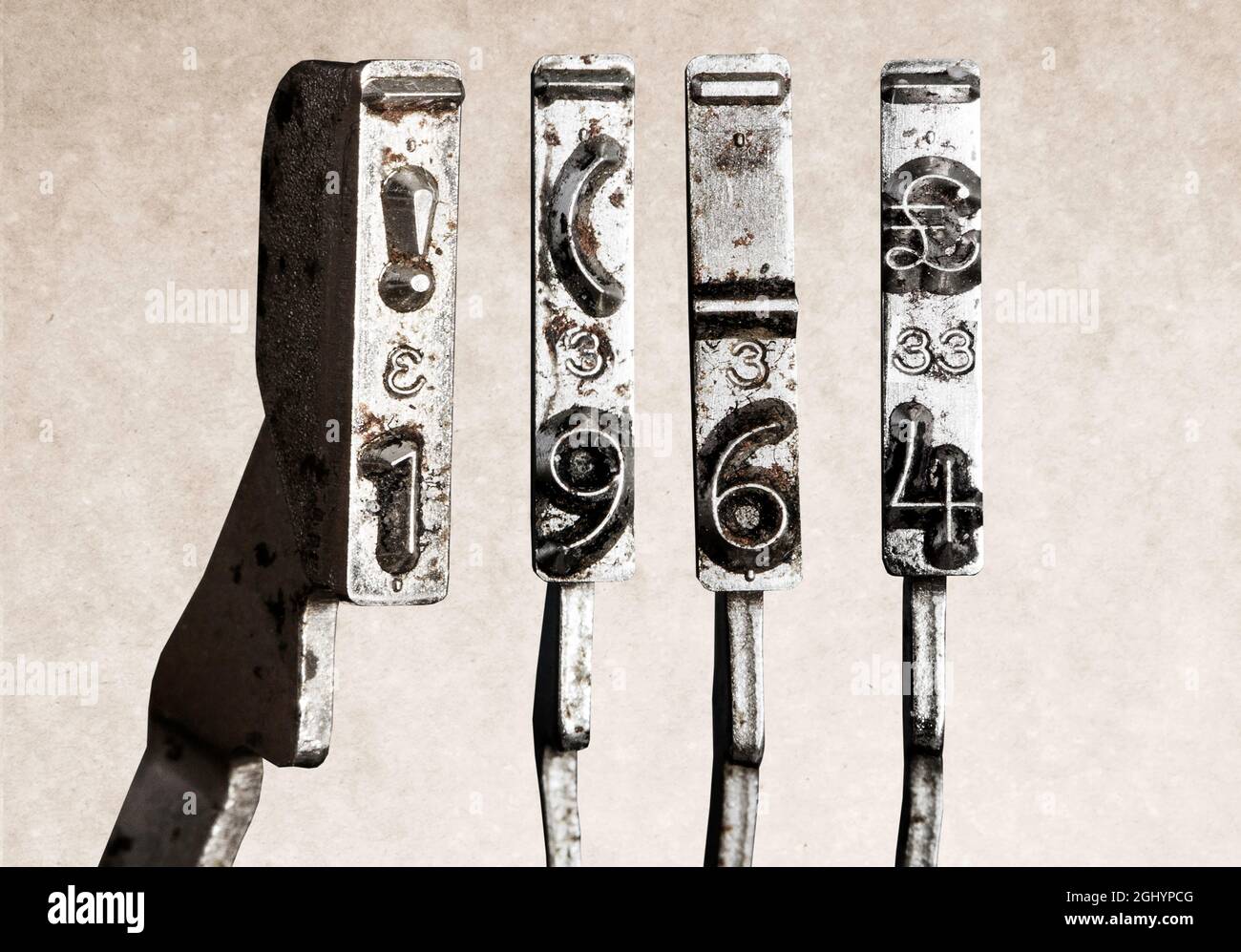 vieux marteaux de machine à écrire vintage avec la date 1964 Banque D'Images