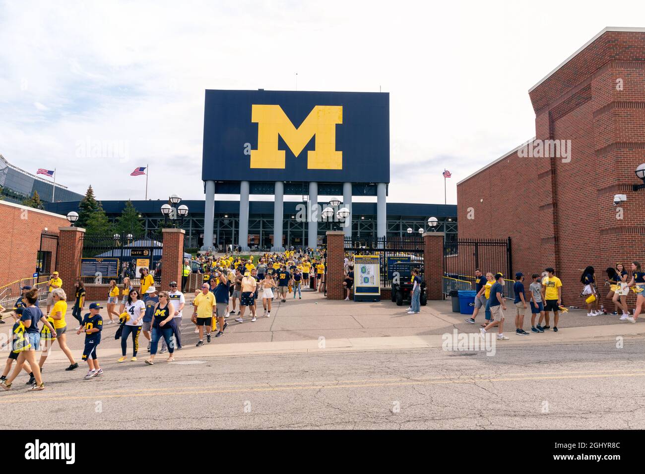 Ann Arbor, MI - 4 septembre 2021 : des fans non identifiés quittent le stade Michigan après un match de football de l'Université du Michigan Banque D'Images