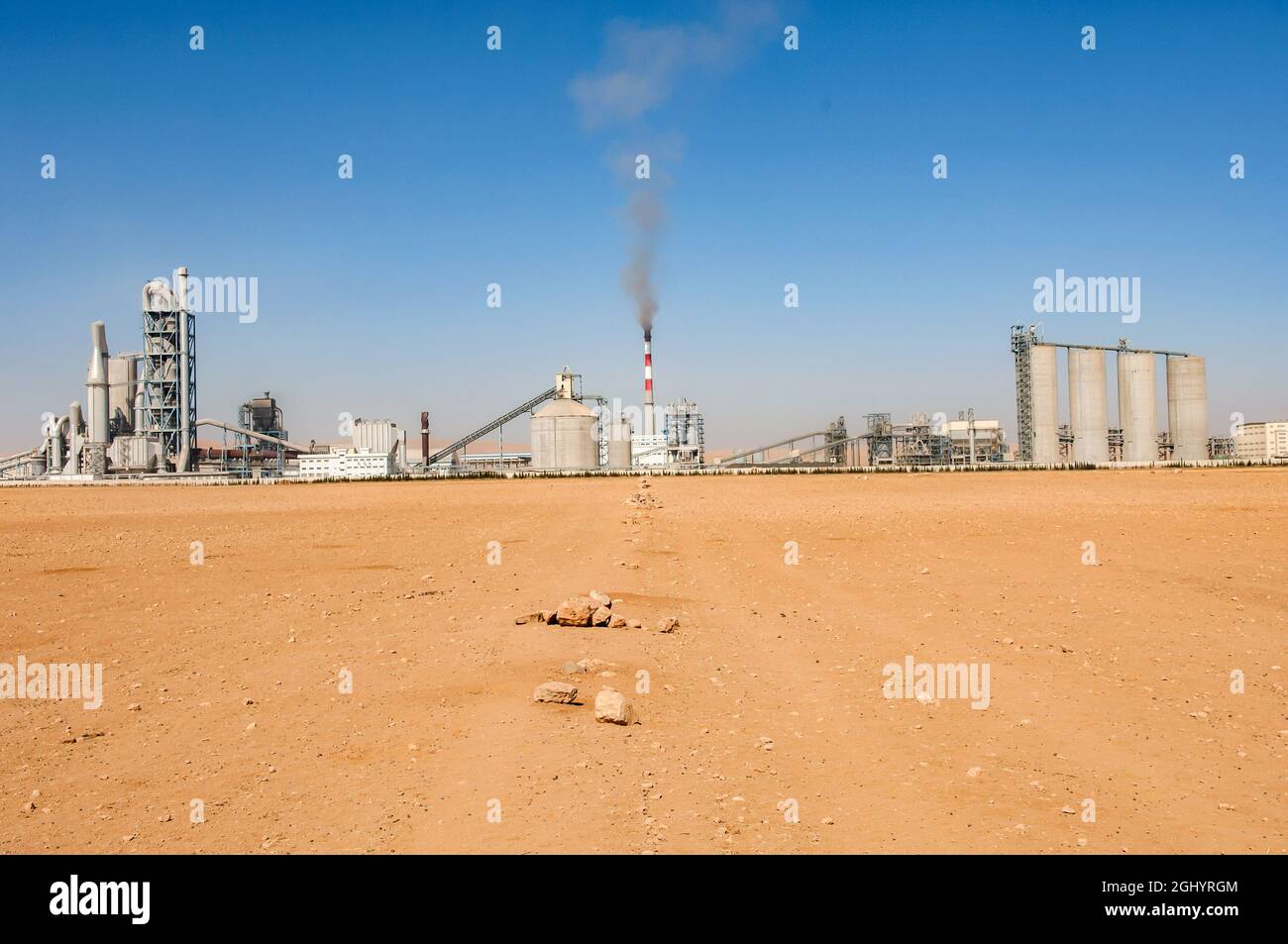 Raqqa, Syrie. 16 août 2011. Une vue de l'usine de ciment Lafarge dans le désert syrien près de la ville de Raqqa. La société industrielle française Lafarge perd la tentative de rejet de l'affaire des "crimes contre l'humanité" en Syrie. Crédit : SOPA Images Limited/Alamy Live News Banque D'Images