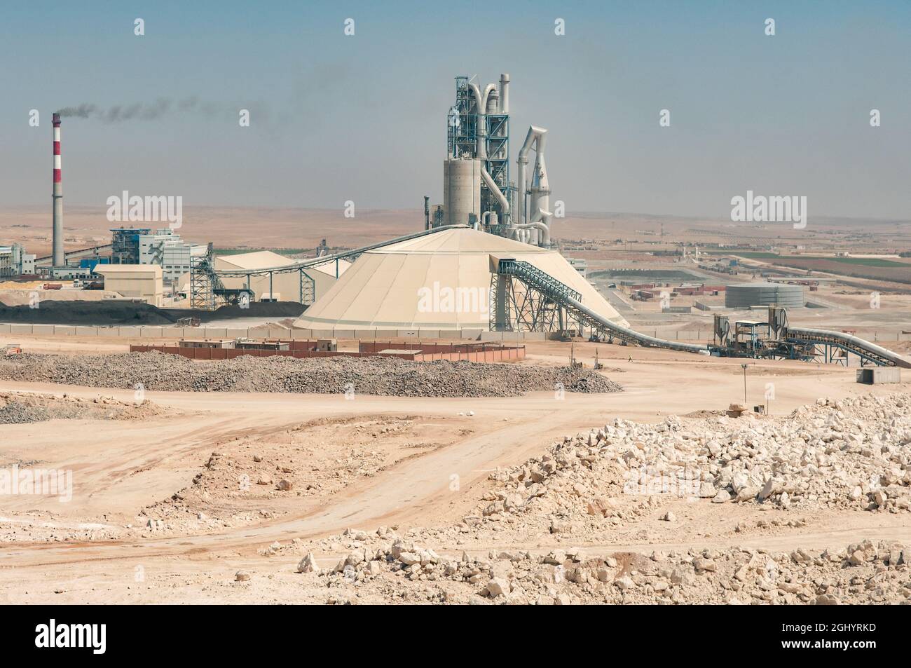 Raqqa, Syrie. 16 août 2011. Une vue extérieure de l'usine de ciment Lafarge dans le désert syrien près de la ville de Raqqa.l'entreprise industrielle française, Lafarge perd la tentative de rejeter l'affaire des crimes contre l'humanité en Syrie. (Photo de John Wreford /SOPA Images/Sipa USA) crédit: SIPA USA/Alay Live News Banque D'Images