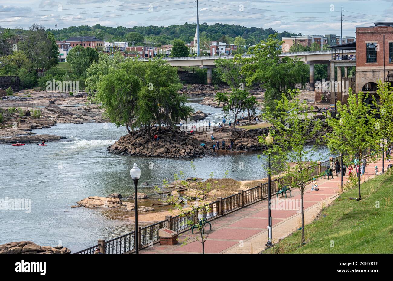 Riverwalk à Waveshaper Island le long de la rivière Chattahoochee dans le centre de Columbus, en Géorgie, en face de Phenix City, en Alabama. (ÉTATS-UNIS) Banque D'Images