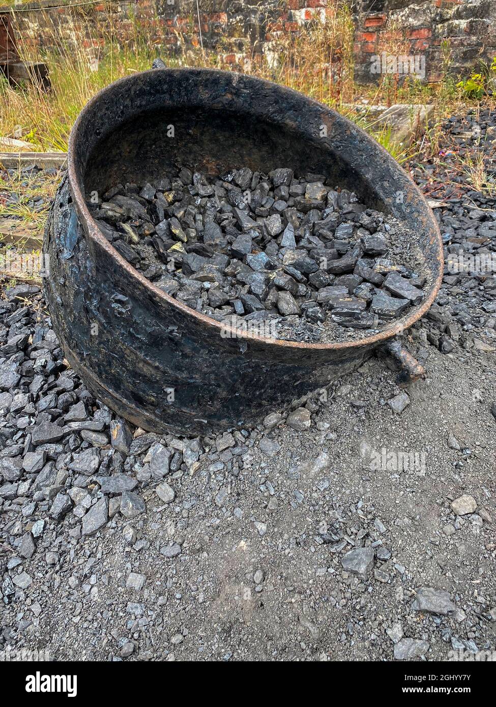 Décomposition industrielle - les vieux équipements d'extraction du charbon abandonnés rouillent lentement. Banque D'Images