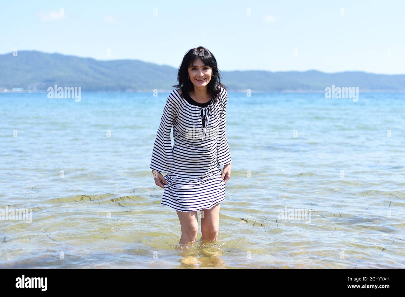 Femme russe de 45 ans riant et se tenant dans la mer japonaise Banque D'Images