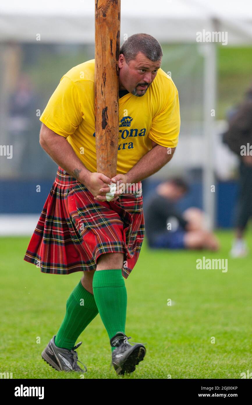 Lancer le Caber au rassemblement de Cowal. Des Jeux traditionnels des Highlands se tiennent chaque année à Dunoon, en Écosse Banque D'Images
