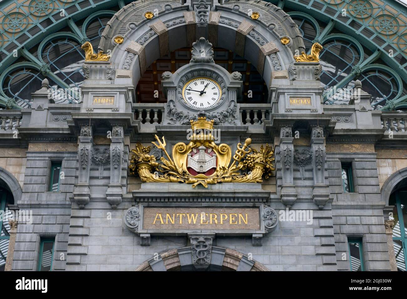 Horloge au niveau supérieur de la gare centrale d'Anvers, en été. Banque D'Images