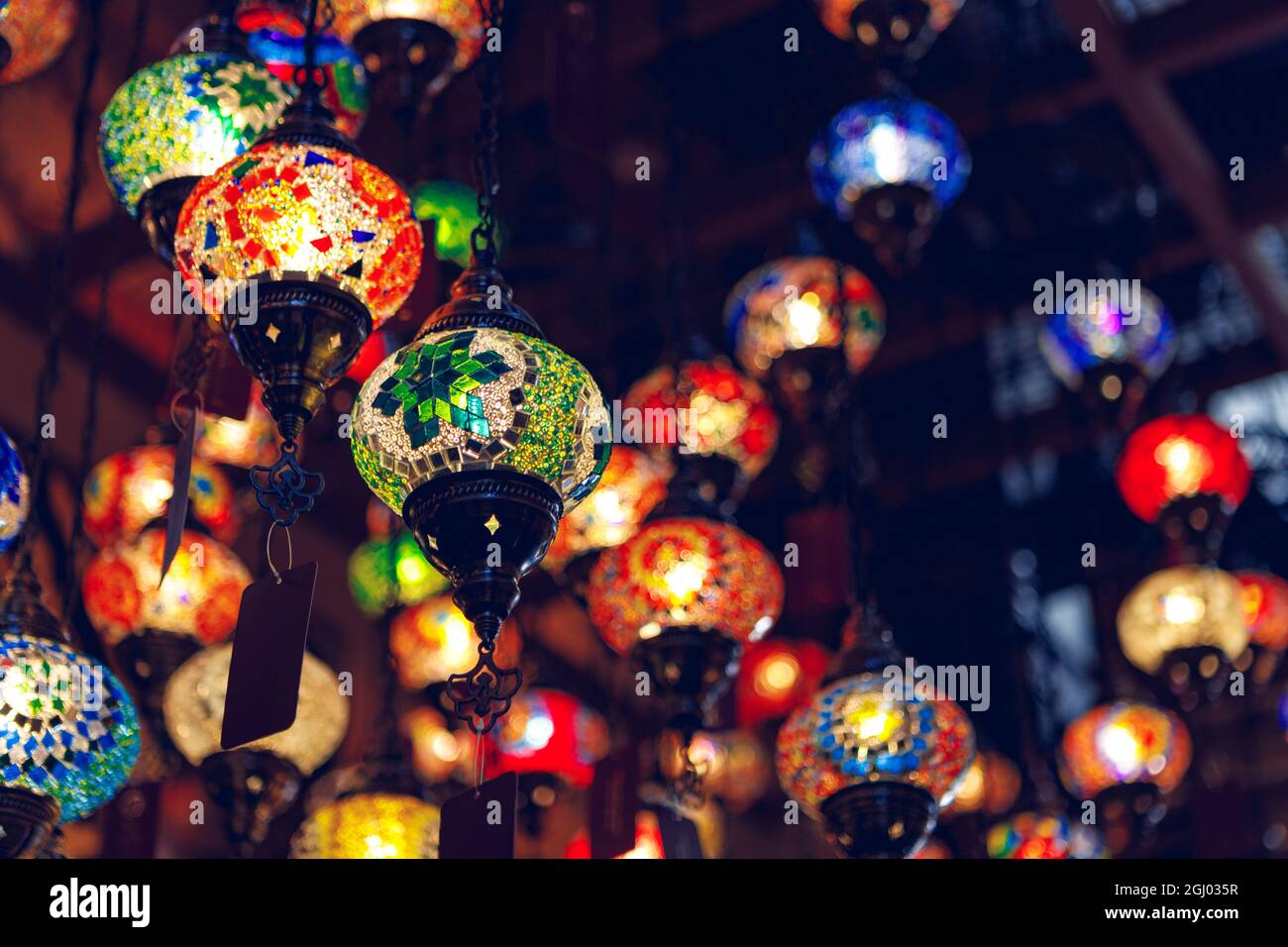 Lampes du Moyen-Orient de différentes couleurs accrochées dans le bazar  Photo Stock - Alamy