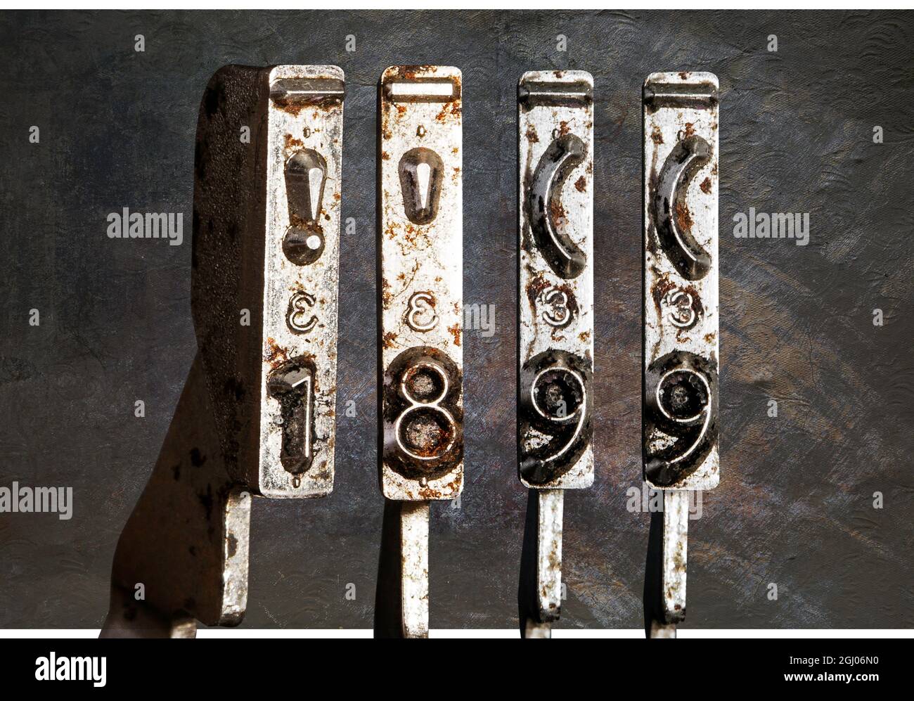 vieux marteaux de machine à écrire vintage avec la date 1899 Banque D'Images