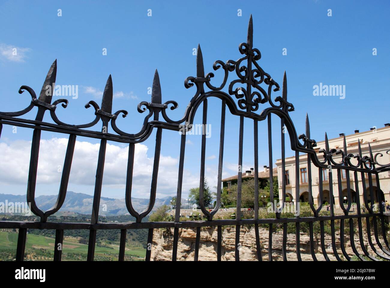 Panneau de clôture en fer orné sur le nouveau pont avec vue sur la campagne espagnole, Ronda, la province de Malaga, Andalousie, Espagne, Europe. Banque D'Images