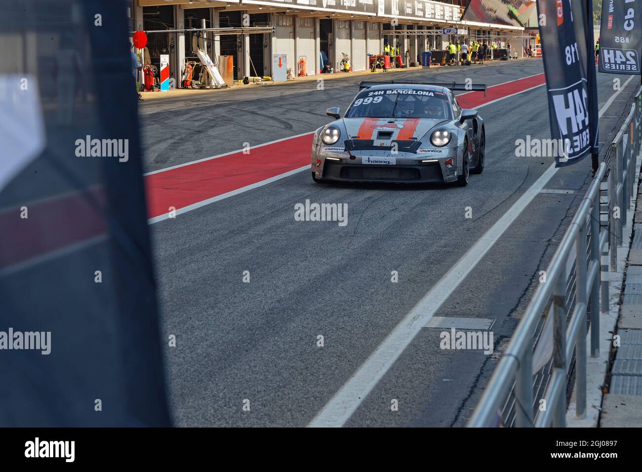 BARCELONE, ESPAGNE, 5 septembre 2021 : Porsche 911 dans le pitlane pendant la série 24h, un championnat international de course longue distance pour GT et Touri Banque D'Images