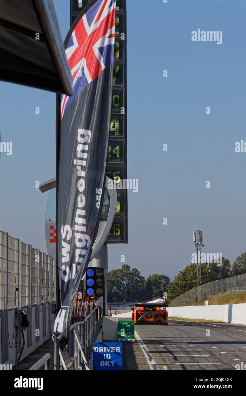 BARCELONE, ESPAGNE, 5 septembre 2021 : sortie de la piste de la fosse pendant la série 24h, un championnat international de course longue distance pour les voitures GT et Touring Banque D'Images