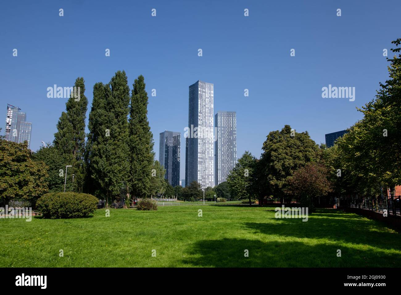 Le Deansgate Square Skyscraper Cluster vu de Hulme Park. Banque D'Images