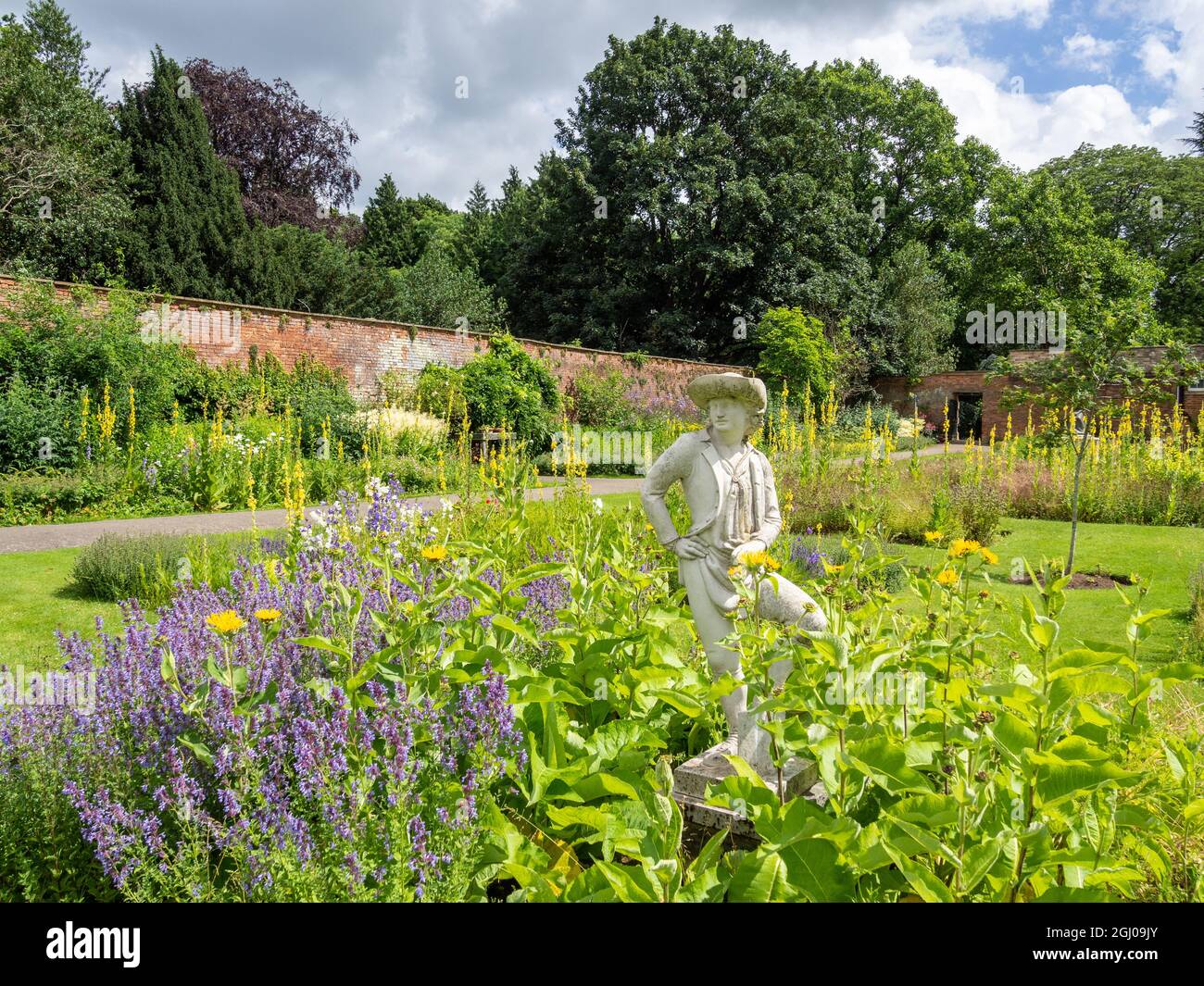 Le jardin clos, Delapre Abbey, on a sunny Summer 's day : Northampton, Royaume-Uni Banque D'Images