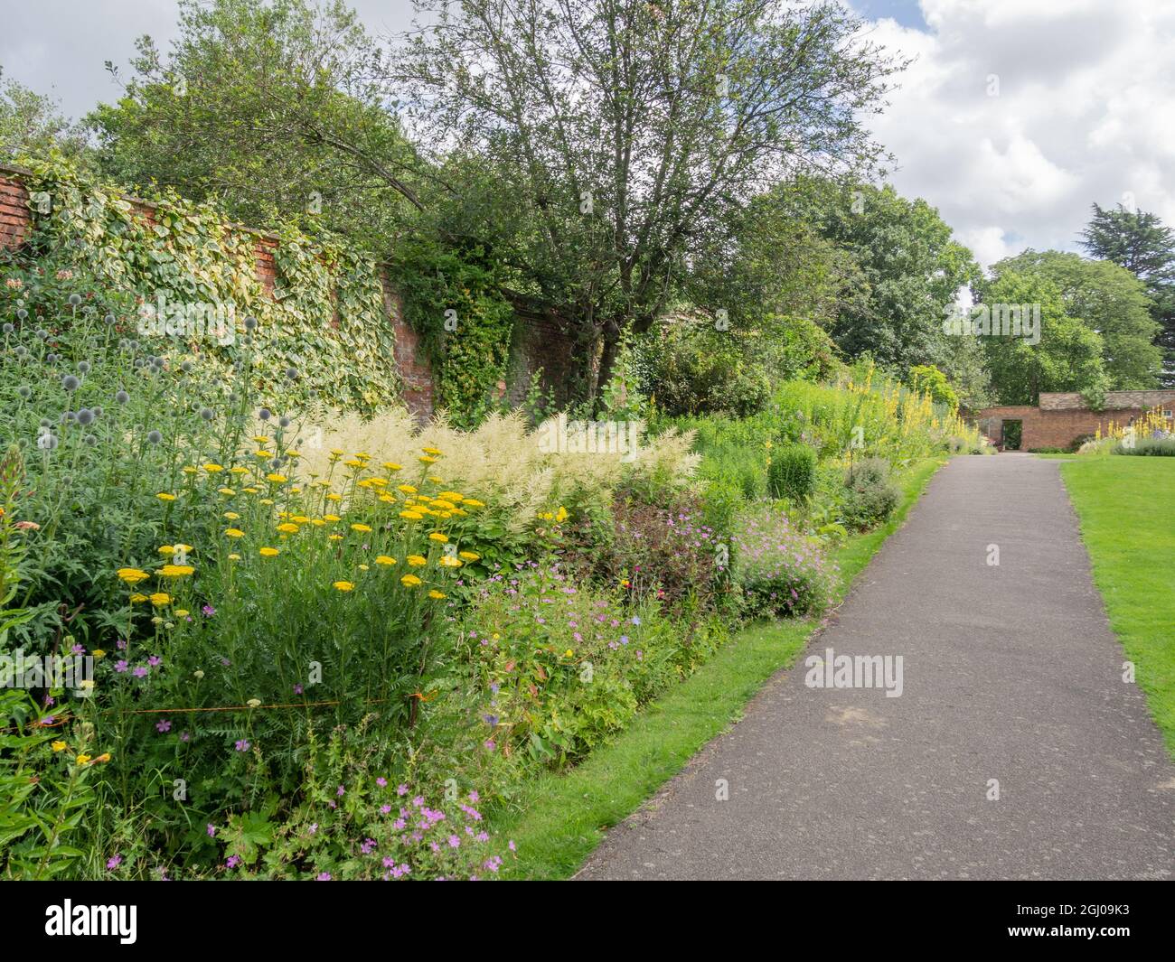Le jardin clos, Delapre Abbey, on a sunny Summer 's day : Northampton, Royaume-Uni Banque D'Images