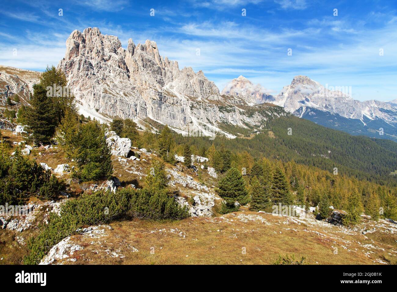 Vue panoramique le matin de Cima Ambrizzola, Croda da Lago et le Tofane Gruppe, Alpes Dolomites montagnes, Italie Banque D'Images