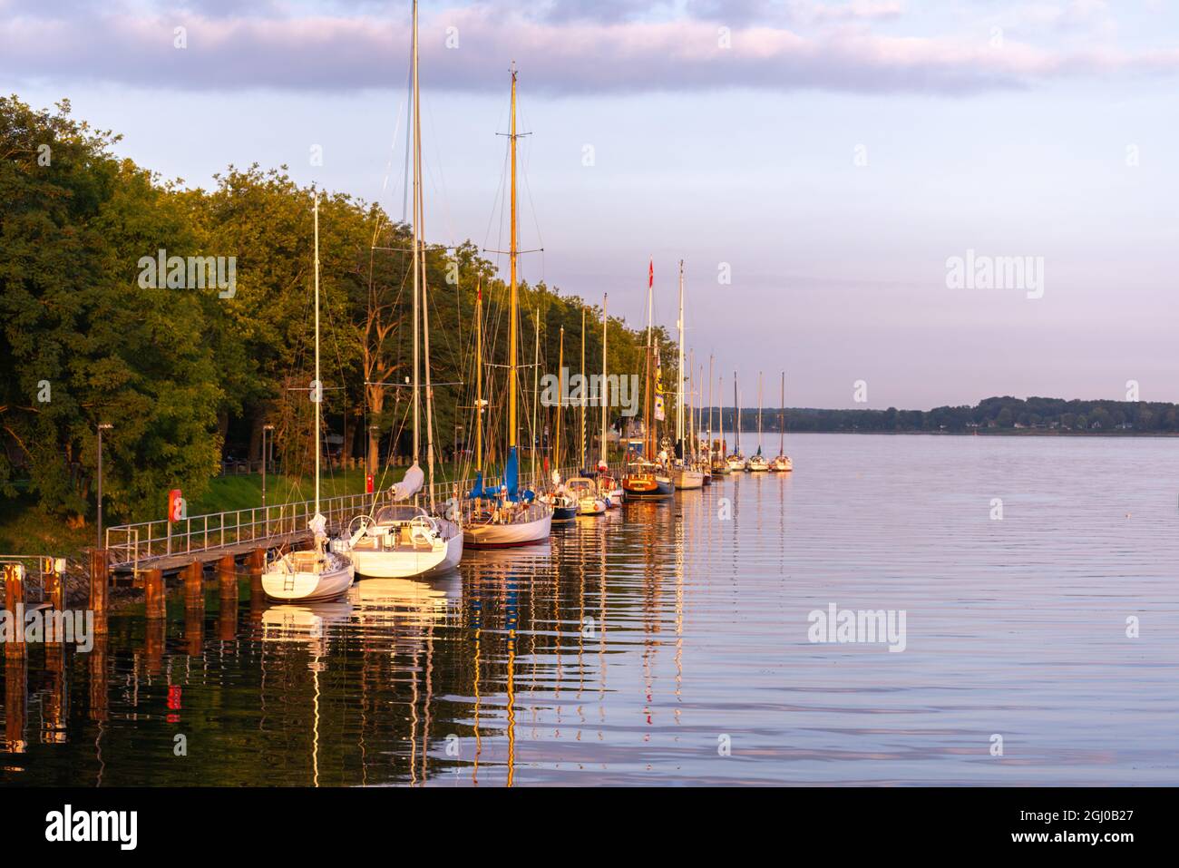 Yachts à un quai à Kiel-Holtenau dans le fjord de Kiel, Kiel, quartier Holtenau, fjord de Kiel, mer Baltique, Schleswig-Holstein, Allemagne du Nord, Europe Banque D'Images