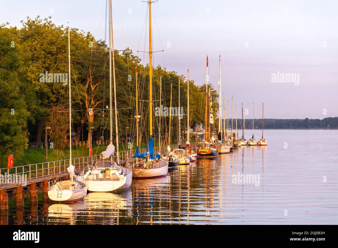 Yachts à un quai à Kiel-Holtenau dans le fjord de Kiel, Kiel, quartier Holtenau, fjord de Kiel, mer Baltique, Schleswig-Holstein, Allemagne du Nord, Europe Banque D'Images