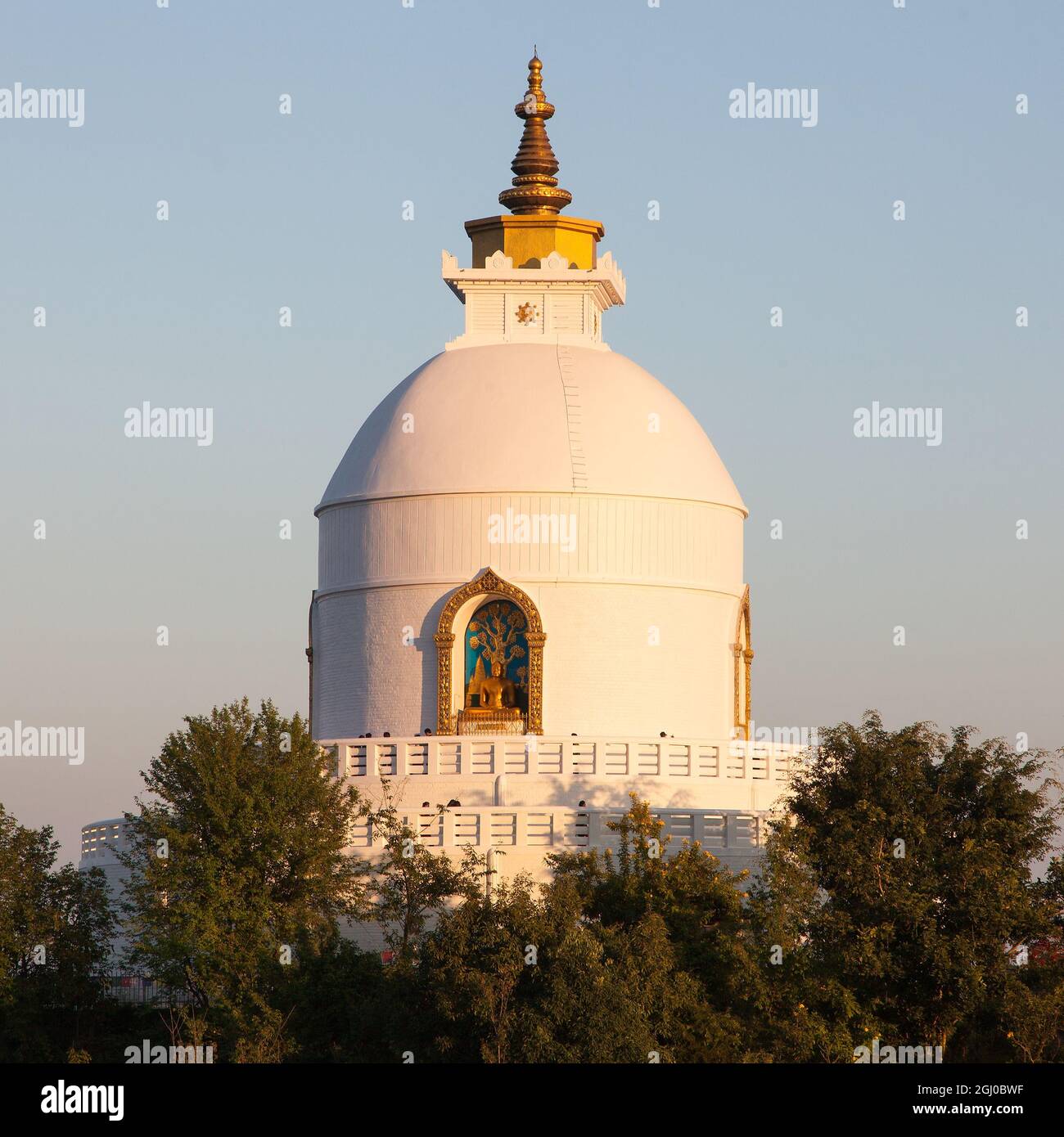 Stupa de paix mondiale près de Pokhara, Népal, coucher de soleil en soirée Banque D'Images