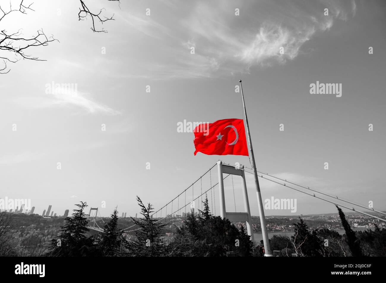 Drapeau turc en demi-personnel sur le pôle et paysage urbain monochrome d'Istanbul Banque D'Images