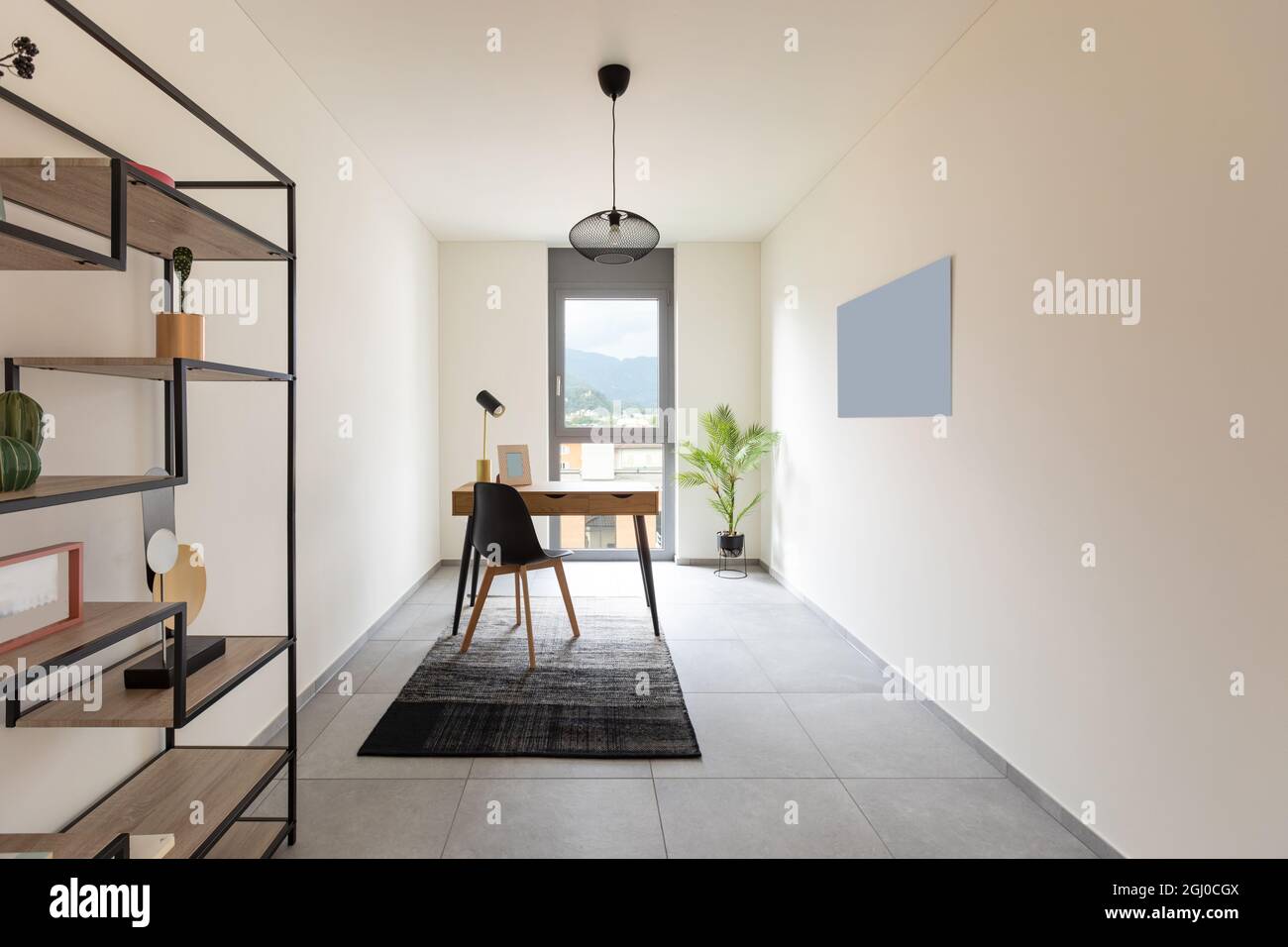 Bureau à l'intérieur ou bureau à domicile avec table et chaise. Décor minimaliste mais agréable. Banque D'Images