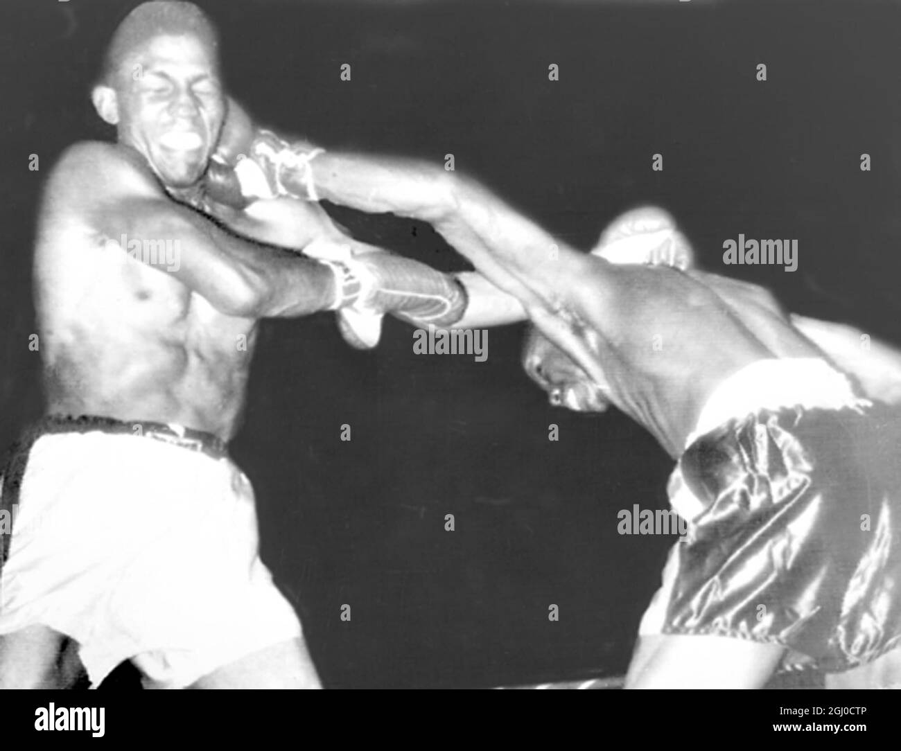 Le champion de poids-lourd Don Jordan ( à gauche ) prend une gauche dure au visage du challenger Virgile Atkins lors de leur combat du titre mondial de poids-lourd à St. Louis, États-Unis la Jordanie a gagné le titre de Championnat de boxe 25 avril 1959 Banque D'Images