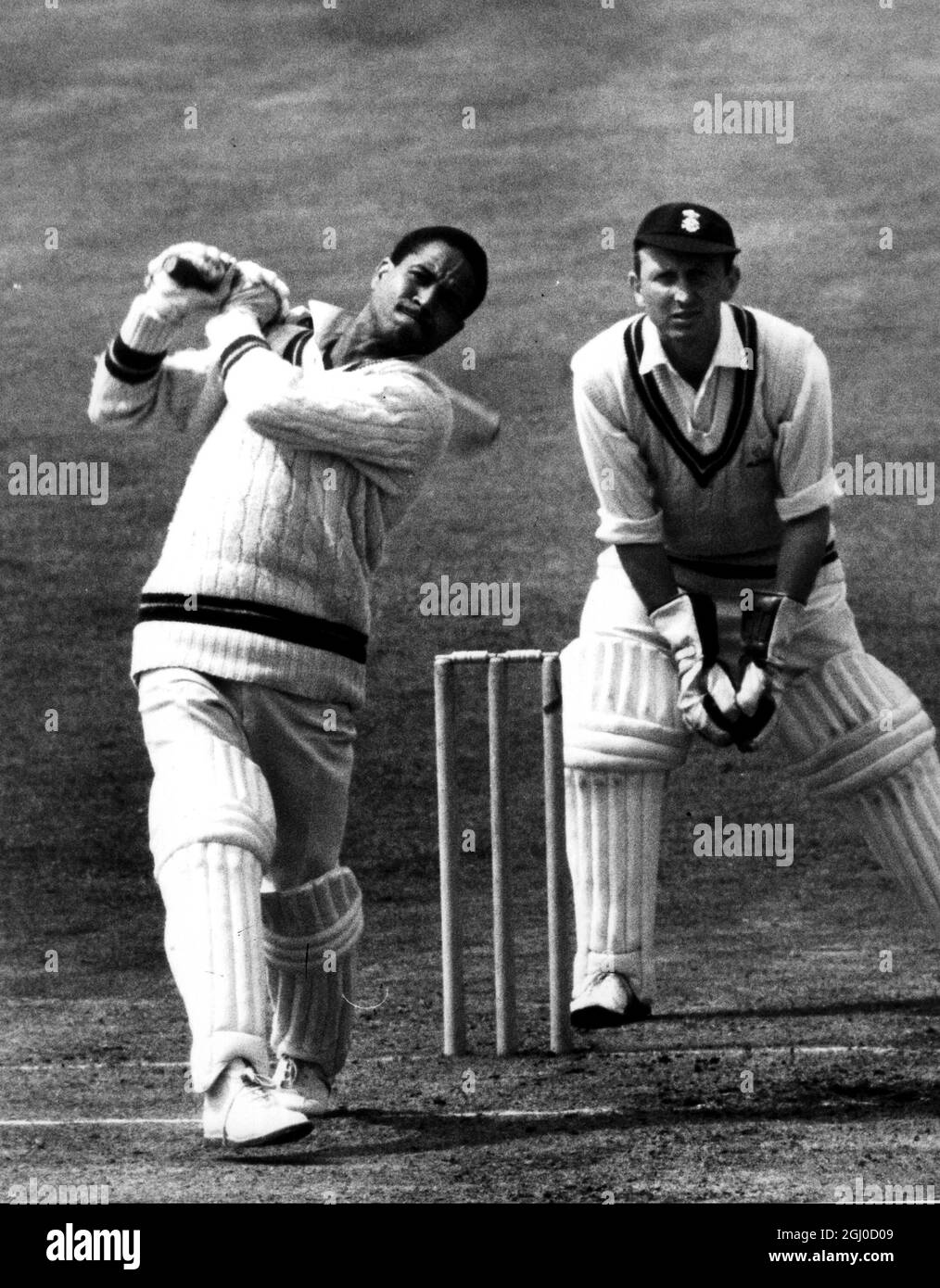 Sous la surveillance du gardien de cricket Arnold long, Gary Sobers, skipper du comté de Notinghamshire, a frappé un délivaire de Pat Pocock jusqu'à la frontière lors des premiers gains de ses équipes contre Surrey à l'Oval aujourd'hui 18 juillet 1968 Banque D'Images