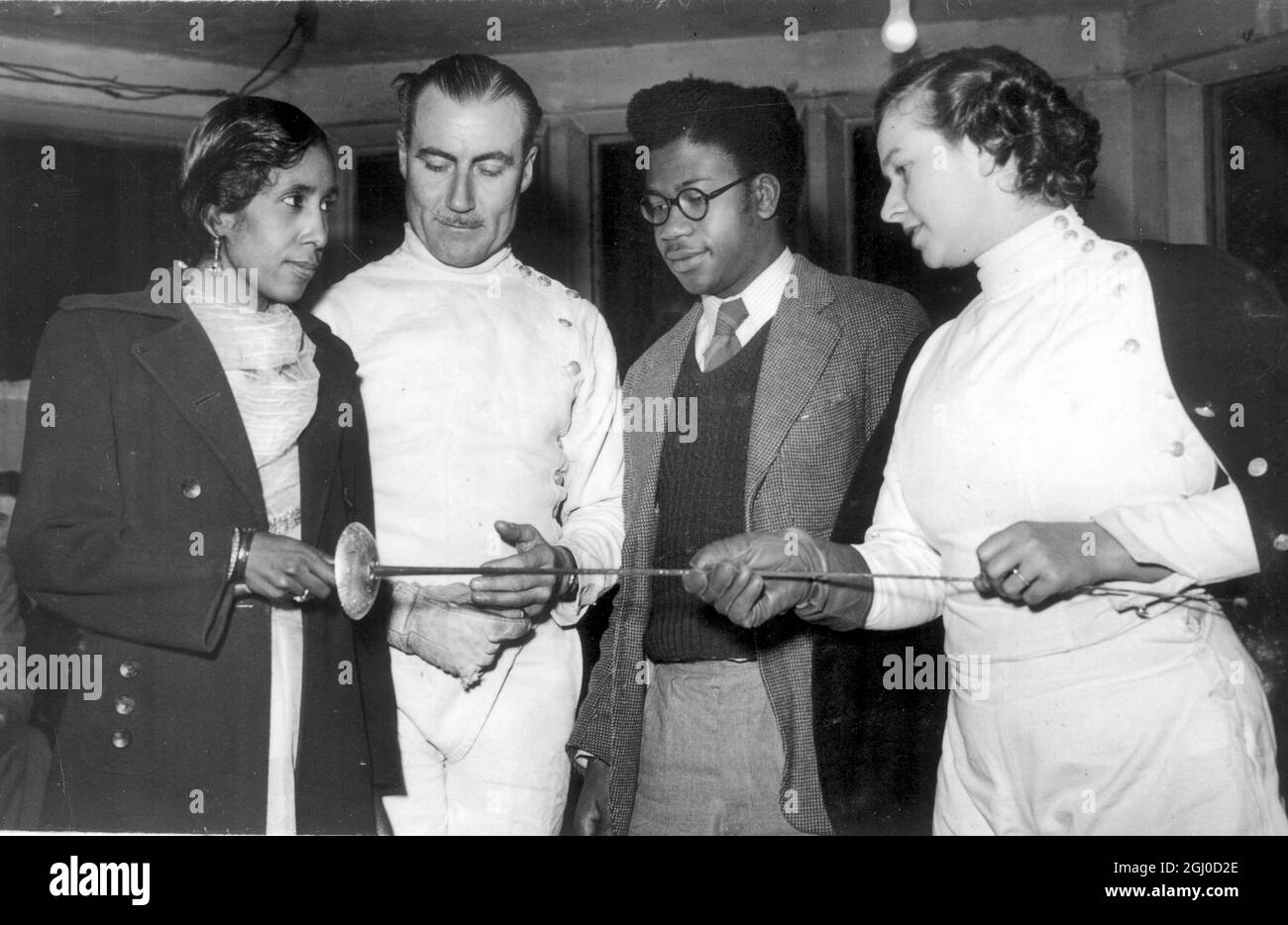 Au Club international des langues, Mme Mary Glen Haig, championne de l'escrime amateur, avec d'autres, a donné une escrime à Croydon, Surrey. 14 décembre 1950 Banque D'Images