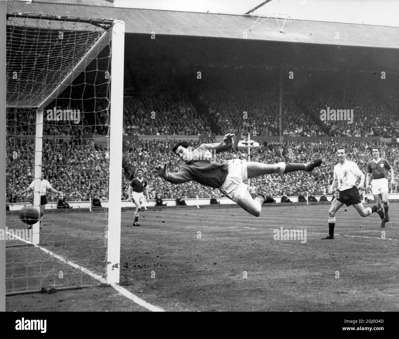 T Dyson, le Spurs à l'extérieur de la gauche marque son deuxième but pendant le match Tottenham Hotspur V Leicester City à Wembley. 6 mai 1961 Banque D'Images