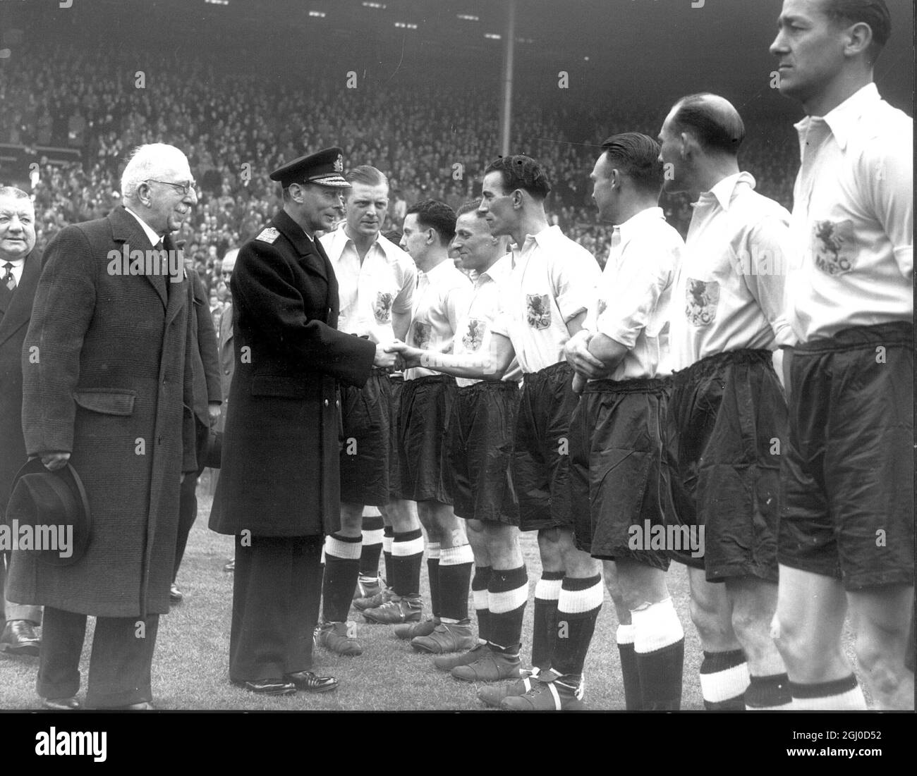 Le roi et la reine, avec la princesse Elizabeth faisant sa première apparition publique en uniforme ATS, étaient parmi 90,000 spectateurs à Wembley pour la finale de la coupe du Sud de la Ligue entre Chelsea et Millwall. 7 avril 1945 Banque D'Images