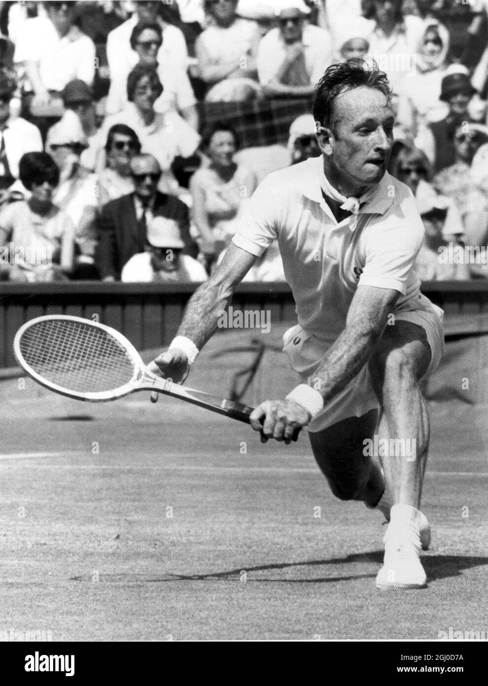 Rod le Rocket laver a battu Mark Cox sur le terrain central de Wimbledon. 1er juillet 1968 Banque D'Images
