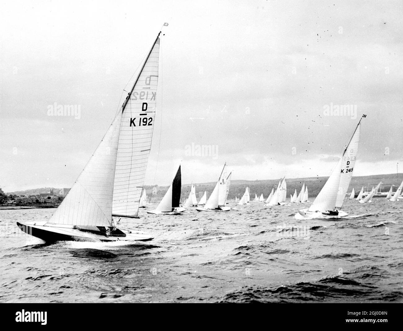 Le yacht du duc d'Édimbourg, « Bluebottle », fait ses courses à Rothesay Bay, Clyde. Le duc d'Édimbourg est à la barre de Rothesay Bay, Clyde - 3 juillet 1956 Banque D'Images