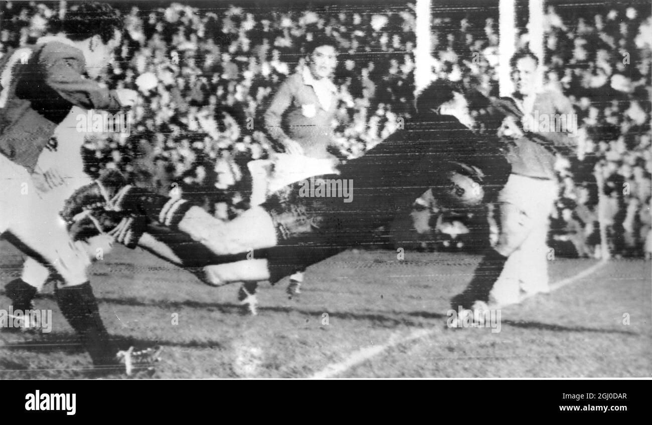 Wellington Nouvelle-Zélande Don B Clarke la Nouvelle-Zélande plonge à travers la ligne pour marquer l'essai gagnant Le deuxième match d'essai contre les îles britanniques dans leur match de rugby à Athletic Park Wellington Clarke a été converti Son essai de donner à la Nouvelle-Zélande une victoire spectaculaire mais méritant 11 à 8 sur la photo sont des lions de Left REG Jeeps MJ Price et JRC Young 15 août 1959 Banque D'Images Wellington Nouvelle-Zélande Don B Clarke la Nouvelle-Zélande plonge à travers la ligne pour marquer l'essai gagnant Le deuxième match d'essai contre les îles britanniques dans leur match de rugby à Athletic Park Wellington Clarke a été converti Son essai de donner à la Nouvelle-Zélande une victoire spectaculaire mais méritant 11 à 8 sur la photo sont des lions de Left REG Jeeps MJ Price et JRC Young 15 août 1959 Banque D'Images