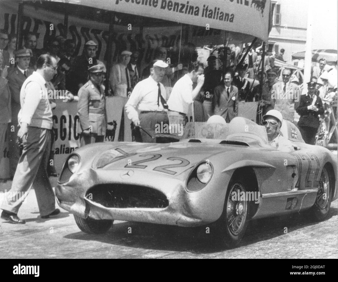 Hier, Stirling Moss, de Grande-Bretagne, âgé de 25 ans, est devenu le premier Anglais à remporter la course de 1,000 miles sur route, mille Miglia. La course automobile a été au-dessus des montagnes et des plaines du nord de l'Italie et a été gagné dans le temps record de 10 heures 7 minutes 48 secondes. Moss a conduit la nouvelle Mercedes allemande de trois litres et a parcouru en moyenne plus de 124 km/h le long de cinquante six miles entre Cremona et Mantura. Il a parfois touché 200 mph le 2 mai 1955 Banque D'Images