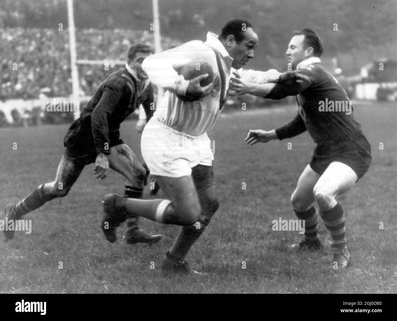 Bradford - Yorkshire - W Boston la Grande-Bretagne s'enorme avec le ballon alors qu'il bat Gasnier et Carlson deux de l'Australie lors du match décisif de la coupe du monde de rugby entre l'Australie et la Grande-Bretagne à Bradford cet après-midi le 8 octobre 1960 Banque D'Images