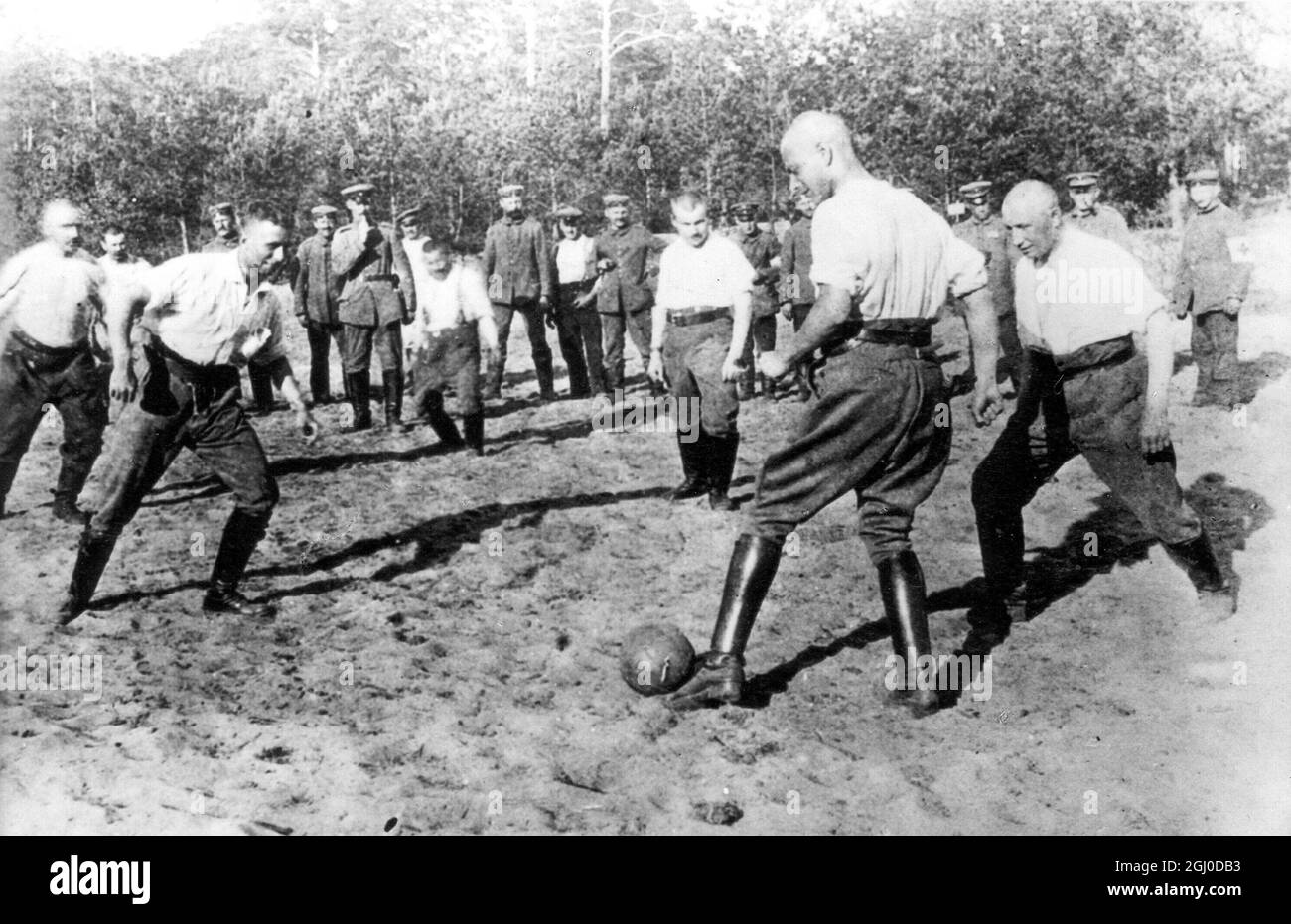 Soldats allemands jouant au football pendant la première Guerre mondiale Banque D'Images