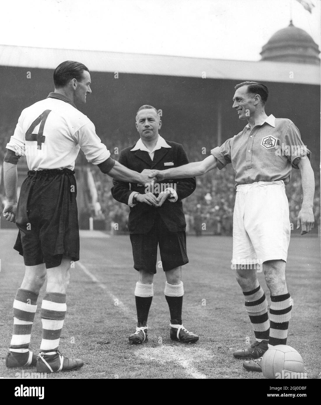 Finale de la coupe FA 1950 Arsenal v Liverpool Joe Mercer (à droite) capitaine de l'Arsenal et moitié gauche, serre la main avec le capitaine de Liverpool et moitié droite, Phil Taylor avant le coup d'envoi de la finale de la coupe FA au stade Wembley de Londres. Regarder est arbitre Harry Pearce 29 avril 1950 Banque D'Images